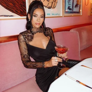 Andrea | Mini abito senza tempo con dettagli in pizzo