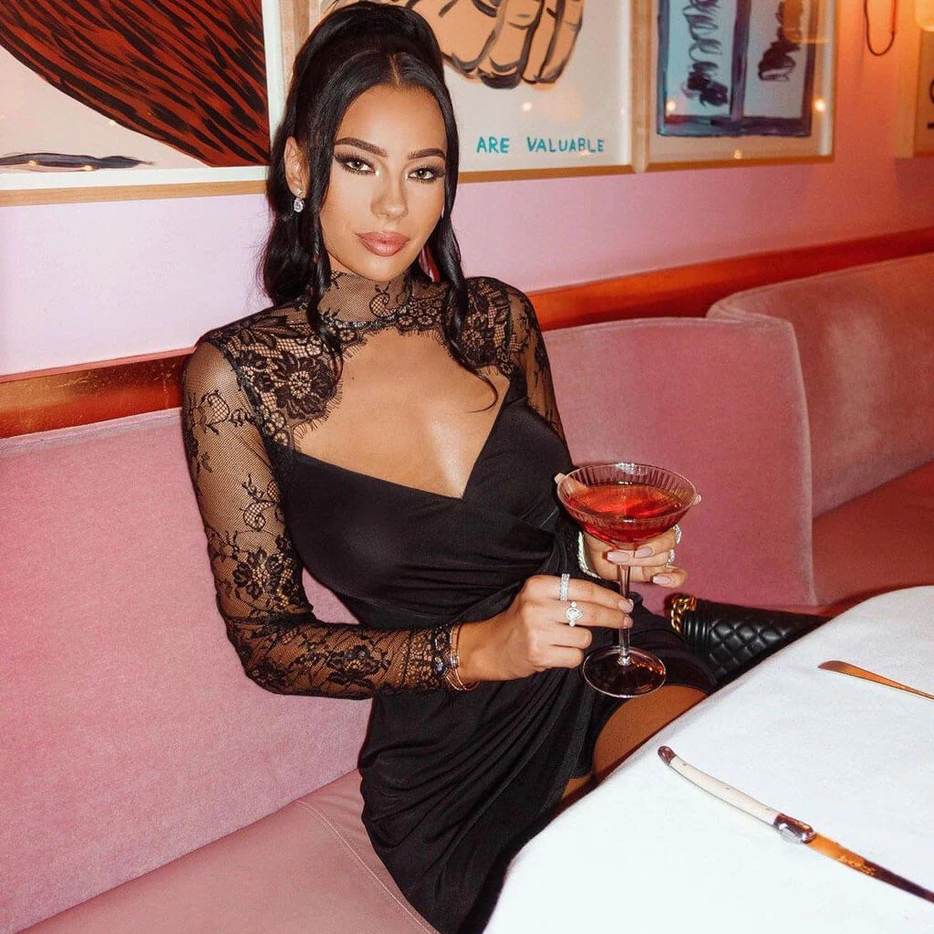 Andrea | Mini abito senza tempo con dettagli in pizzo