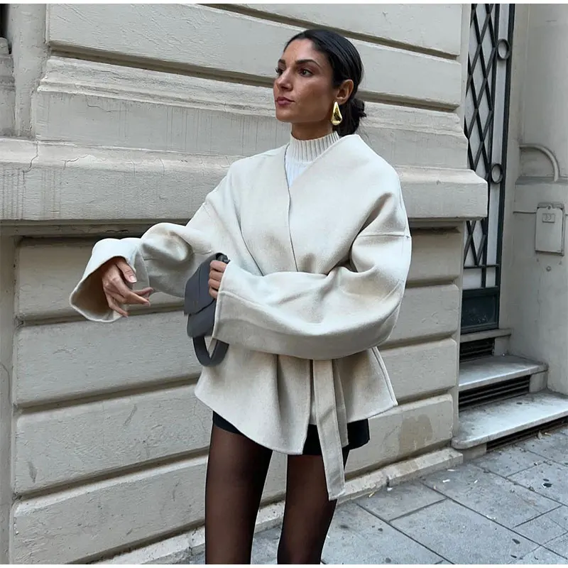 Aria | Cappotto in lana con scollo a V in stile moderno - immagine 6
